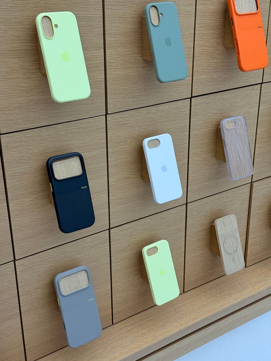 Wanddisplay im Laden mit Handyhüllen in verschiedenen Farben auf hellen Holzpaneelen